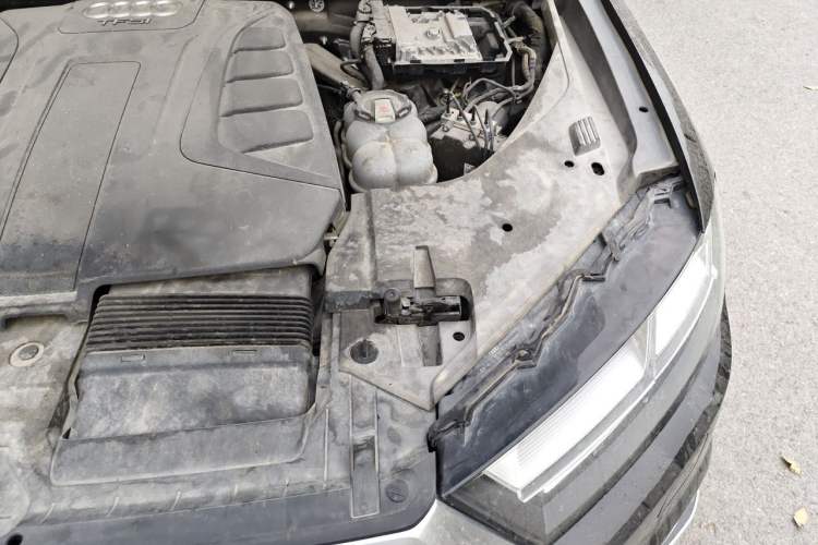 Used Audi Q7 2018 40 TFSI Comfort Model Engine Bay Left
