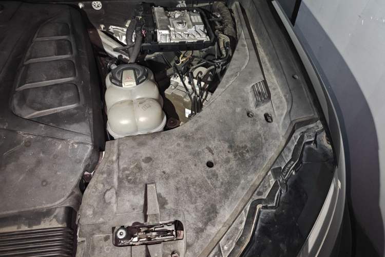 Used Audi Q7 2018 40 TFSI Comfort Model Engine Bay Left