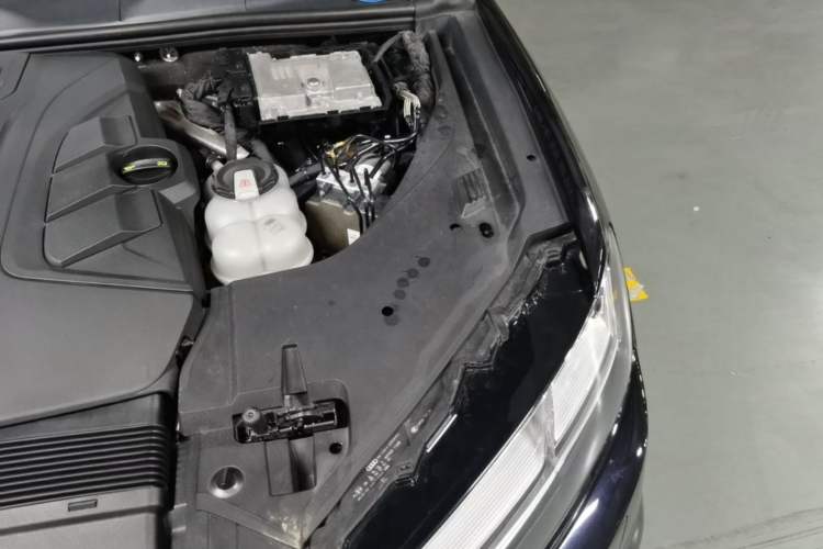 Used Audi Q7 2018 45 TFSI Technology Edition Engine Bay Left