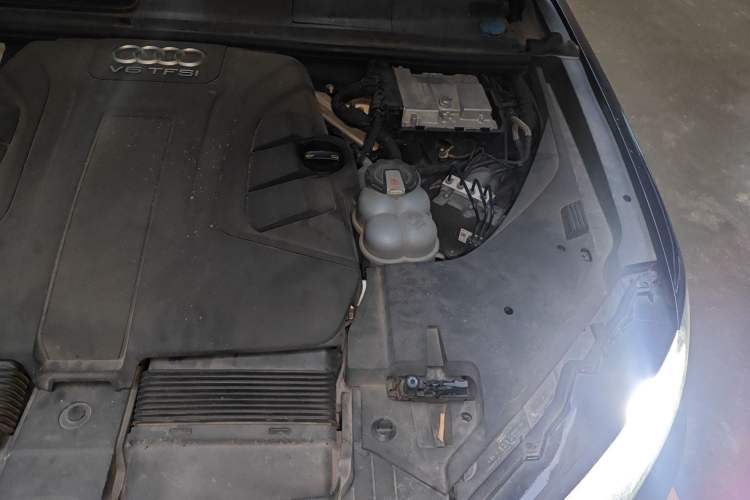 Used Audi Q7 2018 45 TFSI Technology Edition Engine Bay Left