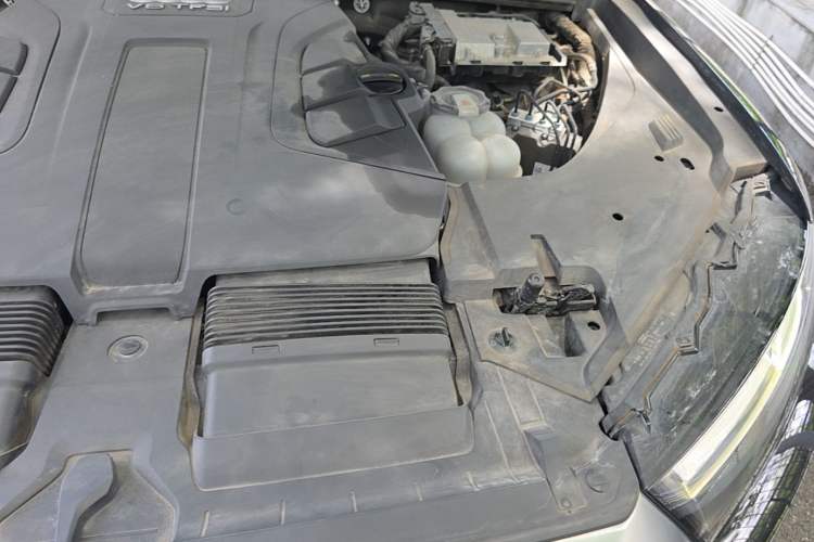 Used Audi Q7 2018 45 TFSI Technology Edition Engine Bay Left
