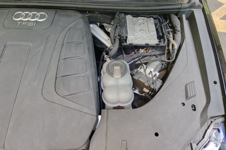 Used Audi Q7 2018 40 TFSI Comfort Model Engine Bay Left
