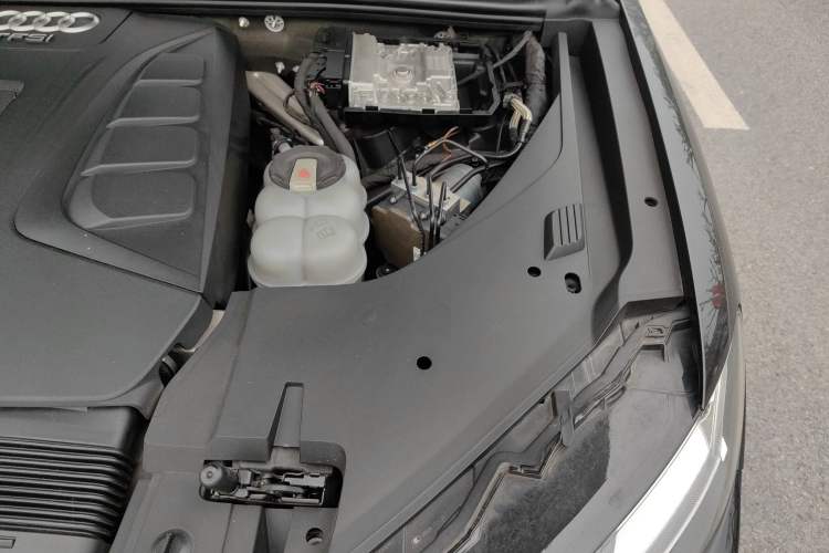 Used Audi Q7 2018 40 TFSI Comfort Model Engine Bay Left