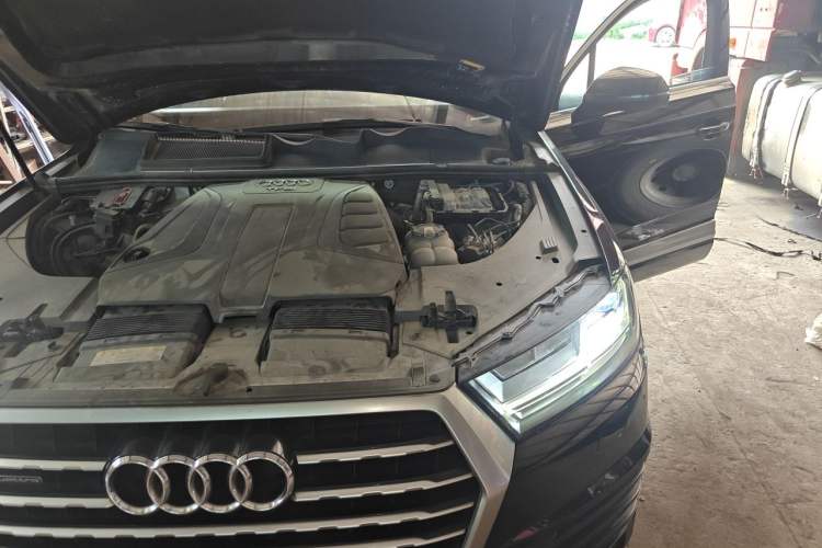 Used Audi Q7 2018 40 TFSI Comfort Model Engine Bay Left