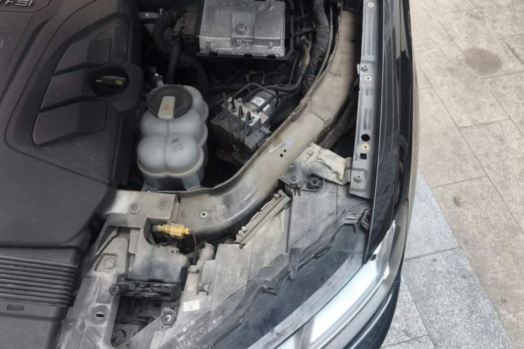 Used Audi Q7 2018 45 TFSI Technology Edition Engine Bay Left