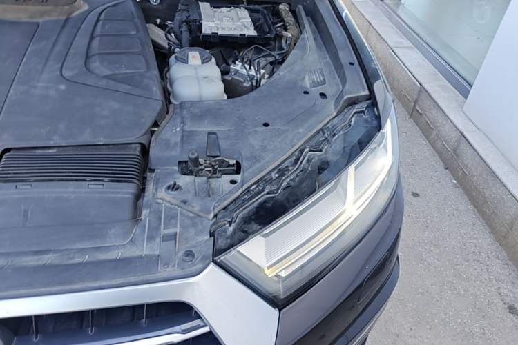 Used Audi Q7 2018 40 TFSI Comfort Model Engine Bay Left
