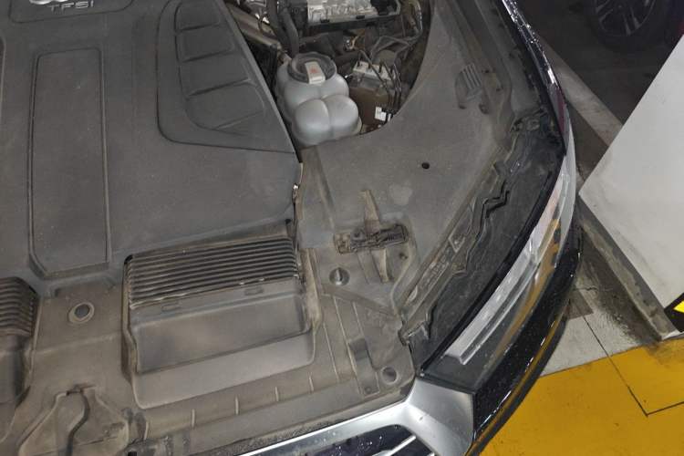 Used Audi Q7 2018 40 TFSI Comfort Model Engine Bay Left