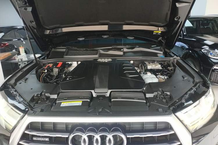 Used Audi Q7 2018 40 TFSI Comfort Model Engine Bay