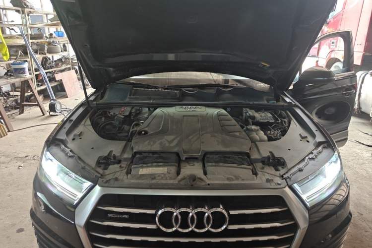 Used Audi Q7 2018 40 TFSI Comfort Model Engine Bay