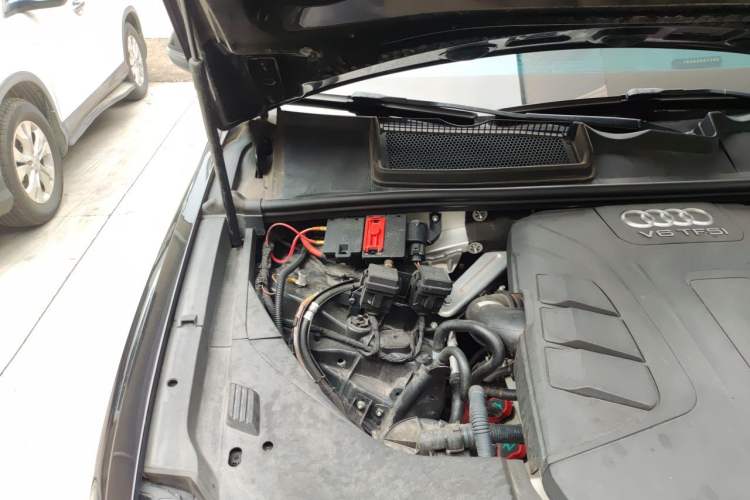 Used Audi Q7 2018 45 TFSI Technology Edition Engine Bay Right