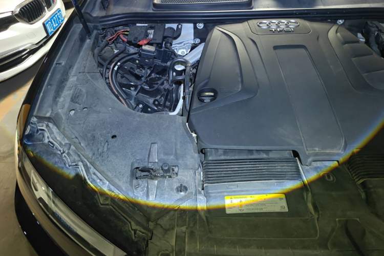 Used Audi Q7 2018 40 TFSI Comfort Model Engine Bay Right
