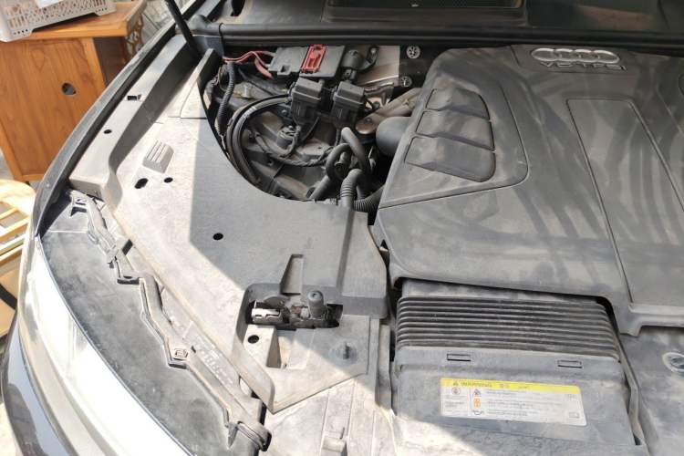 Used Audi Q7 2018 45 TFSI Technology Edition Engine Bay Right