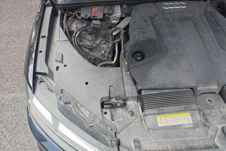 Used Audi Q7 2018 40 TFSI Comfort Model Engine Bay Right