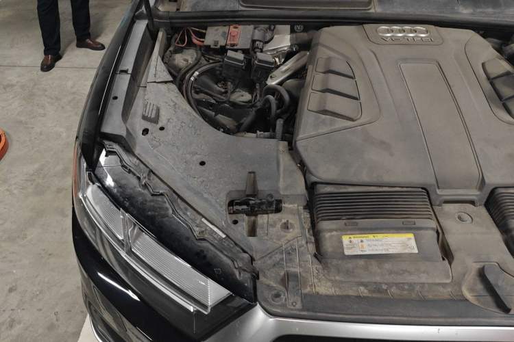 Used Audi Q7 2018 45 TFSI Technology Edition Engine Bay Right