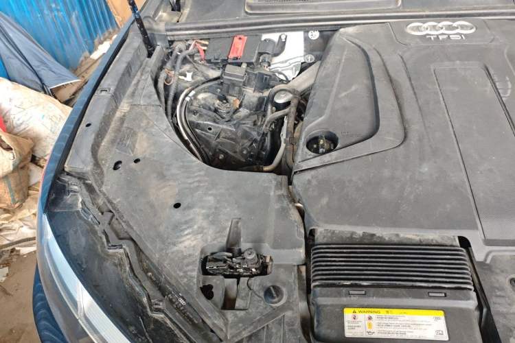 Used Audi Q7 2018 40 TFSI Comfort Model Engine Bay Right