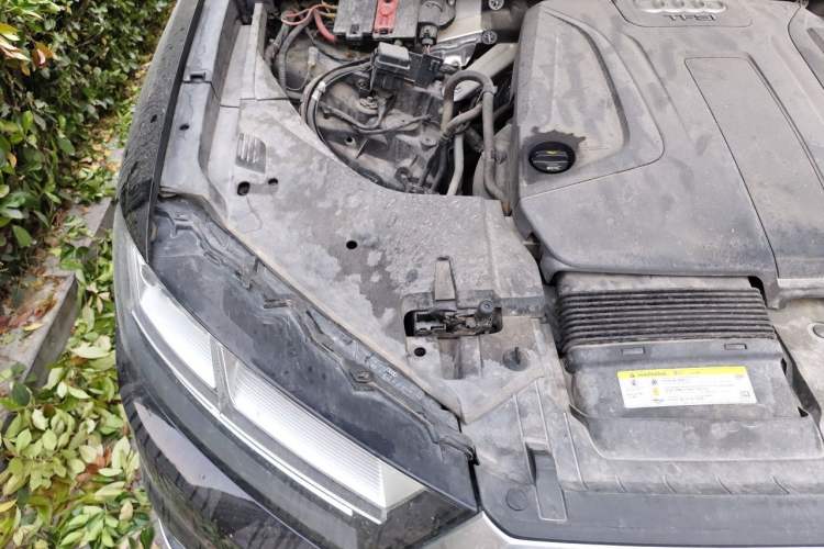 Used Audi Q7 2018 40 TFSI Comfort Model Engine Bay Right