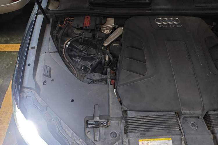 Used Audi Q7 2018 45 TFSI Technology Edition Engine Bay Right