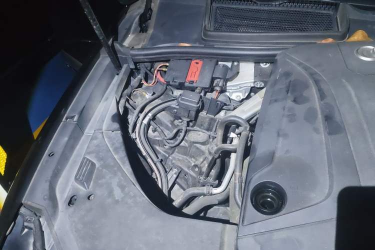 Used Audi Q7 2018 40 TFSI Comfort Model Engine Bay Right