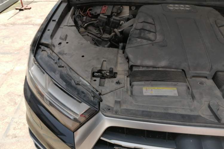 Used Audi Q7 2018 45 TFSI Technology Edition Engine Bay Right