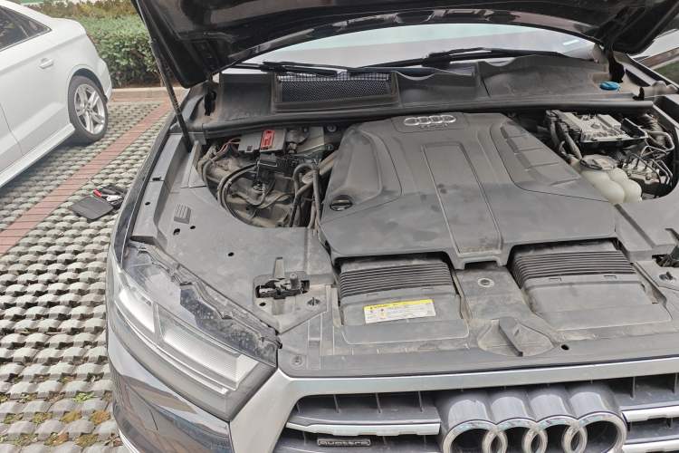Used Audi Q7 2018 40 TFSI Comfort Model Engine Bay Right