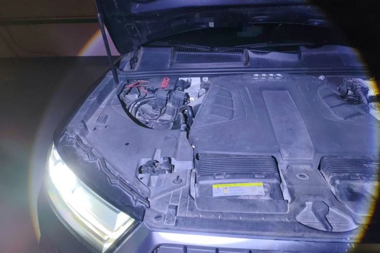 Used Audi Q7 2018 45 TFSI Technology Edition Engine Bay Right