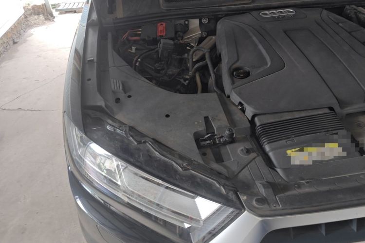 Used Audi Q7 2018 40 TFSI Comfort Model Engine Bay Right