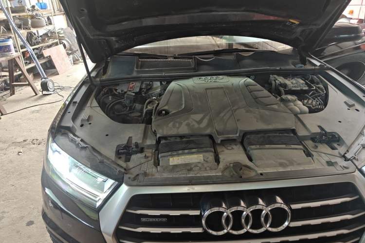 Used Audi Q7 2018 40 TFSI Comfort Model Engine Bay Right