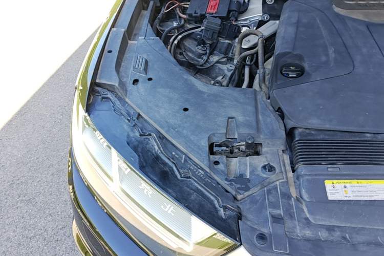 Used Audi Q7 2018 40 TFSI Comfort Model Engine Bay Right