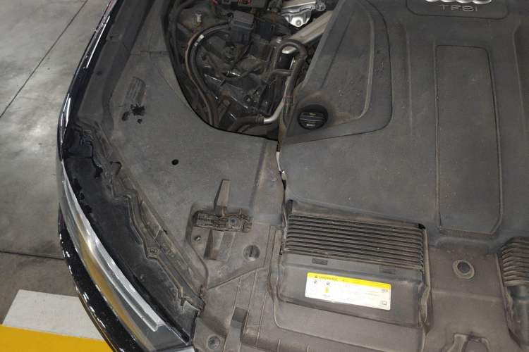 Used Audi Q7 2018 40 TFSI Comfort Model Engine Bay Right
