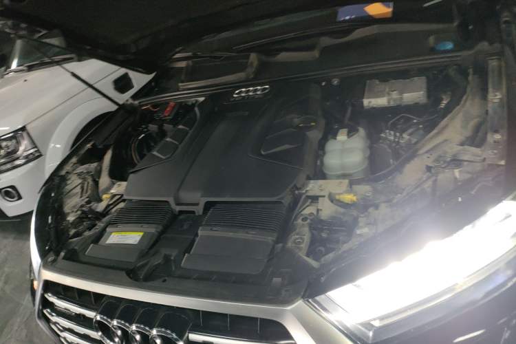 Used Audi Q7 2018 45 TFSI Technology Edition Engine Bay