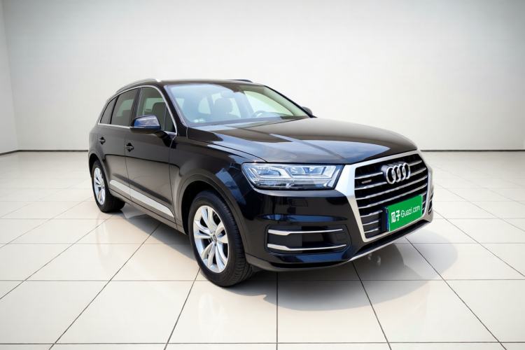 Used Audi Q7 2018 40 TFSI Comfort Model Front Right 45 Deg