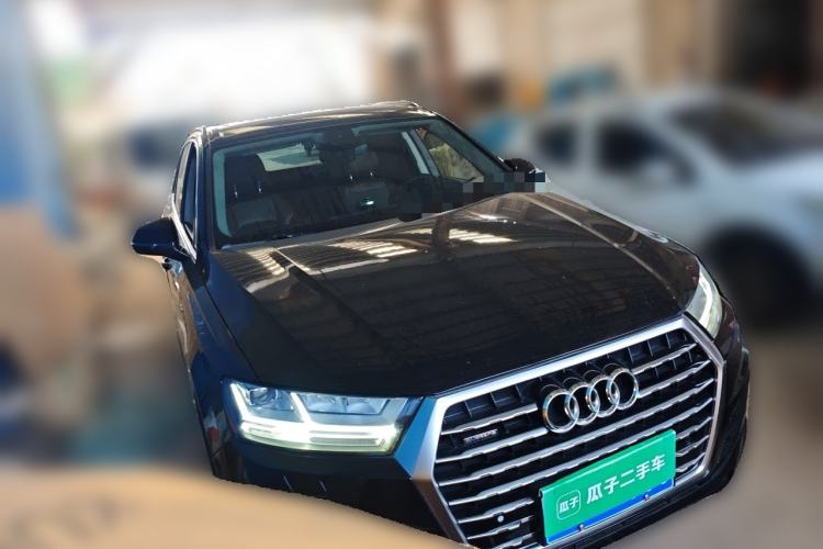 Used Audi Q7 2018 40 TFSI Comfort Model Front Right 45 Deg