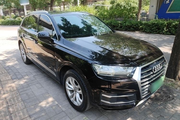 Used Audi Q7 2018 40 TFSI Comfort Model Front Right 45 Deg