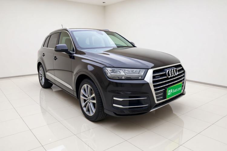 Used Audi Q7 2018 40 TFSI Comfort Model Front Right 45 Deg