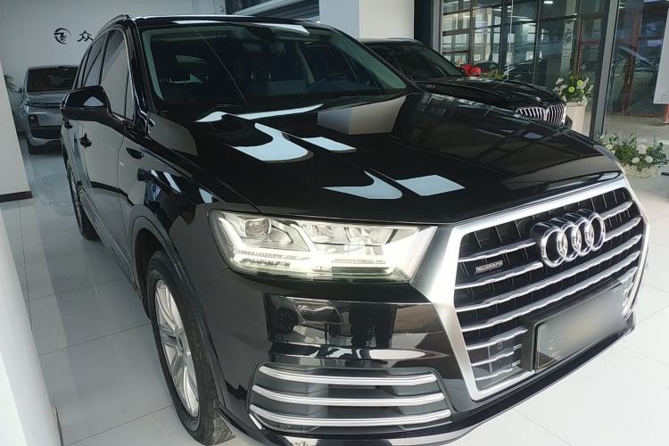 Used Audi Q7 2018 40 TFSI Comfort Model Front Right 45 Deg