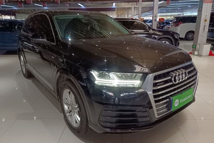 Used Audi Q7 2018 40 TFSI Comfort Model Front Right 45 Deg
