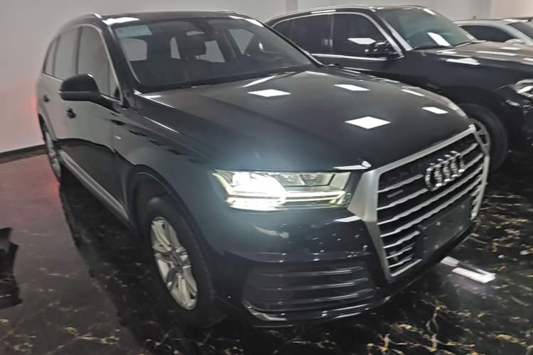 Used Audi Q7 2018 40 TFSI Comfort Model Front Right 45 Deg