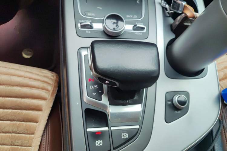 Used Audi Q7 2018 45 TFSI Technology Edition Gear Lever
