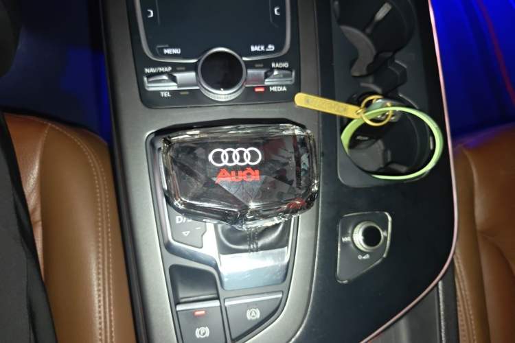 Used Audi Q7 2018 40 TFSI Comfort Model Gear Lever