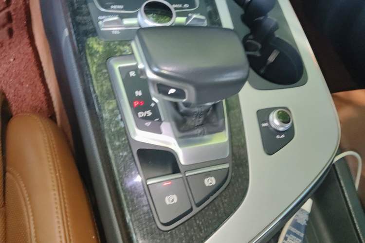 Used Audi Q7 2018 45 TFSI Technology Edition Gear Lever