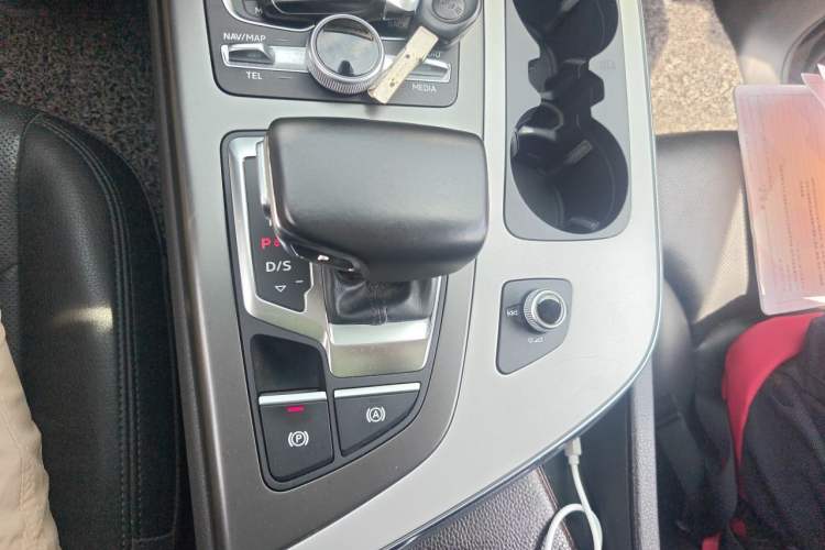 Used Audi Q7 2018 40 TFSI Comfort Model Gear Lever