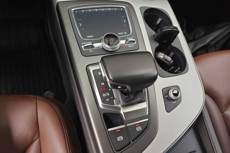 Used Audi Q7 2018 40 TFSI Comfort Model Gear Lever