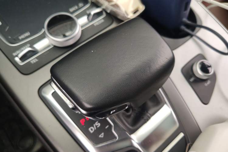 Used Audi Q7 2018 40 TFSI Comfort Model Gear Lever