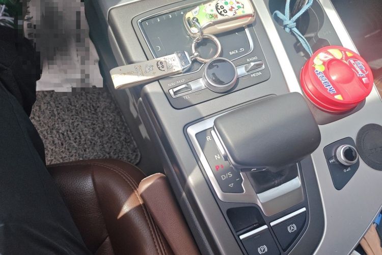Used Audi Q7 2018 40 TFSI Comfort Model Gear Lever