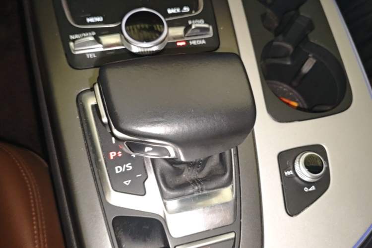 Used Audi Q7 2018 40 TFSI Comfort Model Gear Lever