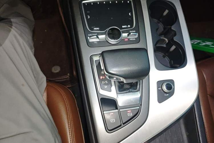 Used Audi Q7 2018 40 TFSI Comfort Model Gear Lever