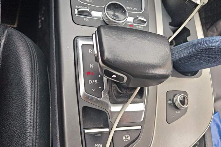 Used Audi Q7 2018 40 TFSI Comfort Model Gear Lever