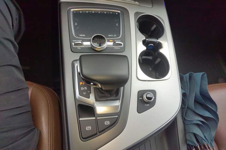 Used Audi Q7 2018 45 TFSI Technology Edition Gear Lever