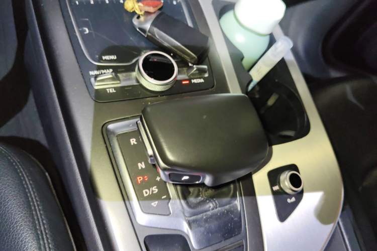 Used Audi Q7 2018 40 TFSI Comfort Model Gear Lever