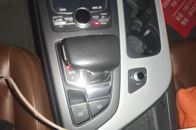 Used Audi Q7 2018 40 TFSI Comfort Model Gear Lever